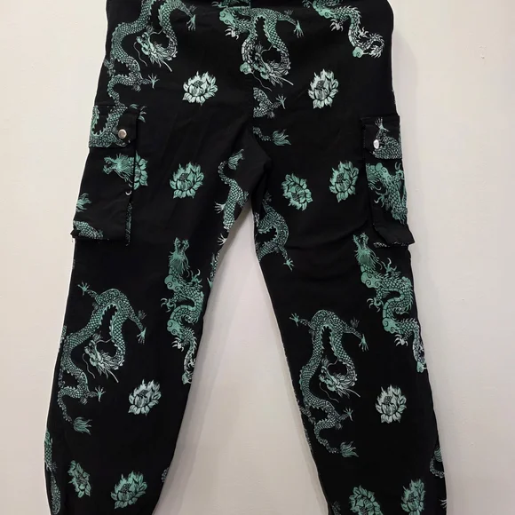 Set Of 2 Womans Cargos Pants with Dragon Design - Picture 12 of 12